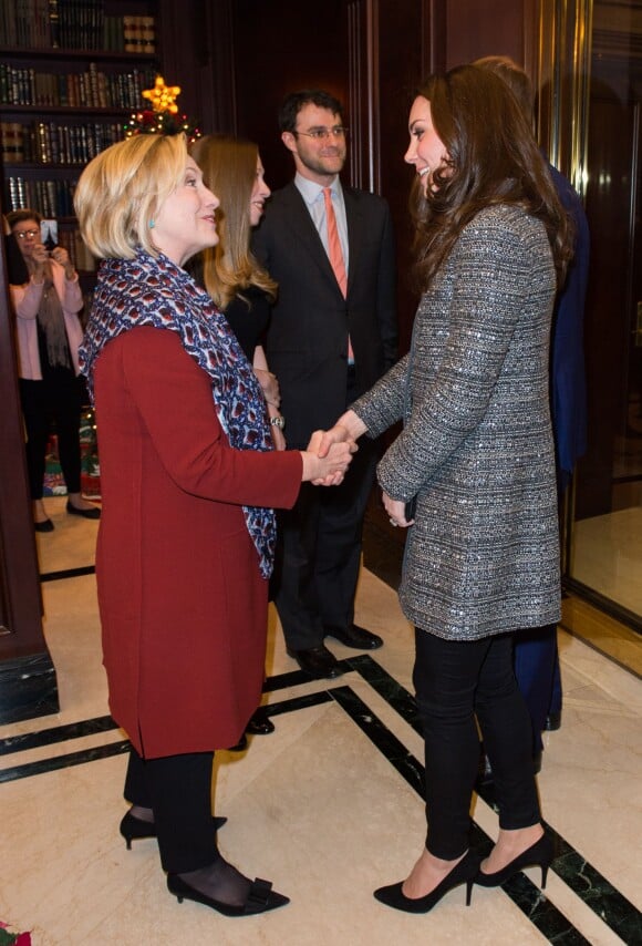 Kate Middleton, la duchesse de Cambridge, enceinte et le prince William lors d'une réception avec Hillary Clinton et sa fille Chelsea, au Consulat Britannique à New York, le 8 décembre 2014