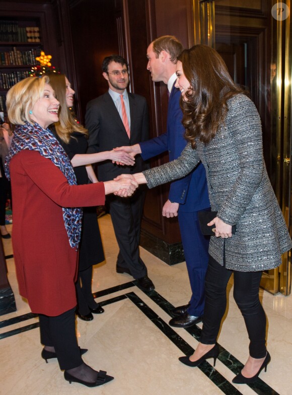 Kate Middleton, la duchesse de Cambridge, enceinte et le prince William lors d'une réception avec Hillary Clinton et sa fille Chelsea, au Consulat Britannique à New York, le 8 décembre 2014, 2ème jour de la visite officielle du couple aux Etats-Unis.