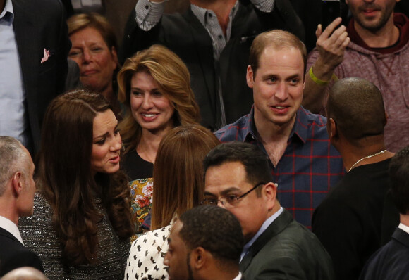 Kate Middleton et le Prince William font la rencontre de Beyoncé et Jay-Z à un match de basket ball qui oppose les Cleveland Cavaliers aux New Jersey Nets, le 8 Décembre 2014 au Barclays Center à Brooklyn.