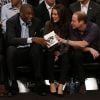 Kate Middleton et le Prince William offrent du pop-corn à Dikembe Mutombo à un match de basket ball qui oppose les Cleveland Cavaliers aux New Jersey Nets, le 8 Décembre 2014 au Barclays Center à Brooklyn.