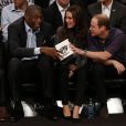  Kate Middleton et le Prince William offrent du pop-corn &agrave; Dikembe Mutombo &agrave; un match de basket ball qui oppose les Cleveland Cavaliers aux New Jersey Nets, le 8 D&eacute;cembre 2014 au Barclays Center &agrave; Brooklyn. 