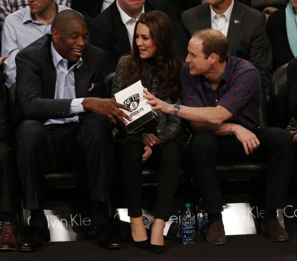 Kate Middleton et le Prince William offrent du pop-corn à Dikembe Mutombo à un match de basket ball qui oppose les Cleveland Cavaliers aux New Jersey Nets, le 8 Décembre 2014 au Barclays Center à Brooklyn.