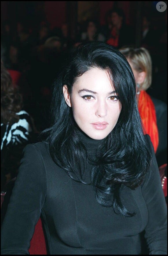 MONICA BELLUCCI A LA VENTE AUX ENCHERES DE BIJOUX DE STARS AU PROFIT DE LA CROIX ROUGE A "L'OPERA COMIQUE" A PARIS 28/11/1995 - Paris