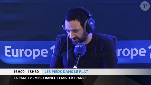 Cyril Hanouna présente Les Pieds dans le plat sur Europe 1, le mercredi 10 décembre 2014.