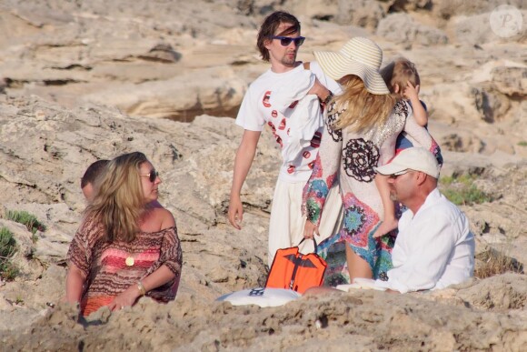 Exclusif - Kate Hudson, Matt Bellamy et leur fils Bingham Hawn Bellamy en vacances à Formentera en Espagne le 25 juin 2014