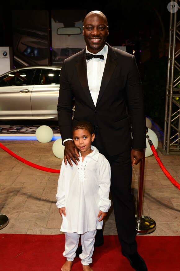 Adewale Akinnuoye-Agbaje et son garçon à l'ouverture du 11e Dubai International Film Festival, le 10 décembre 2014.