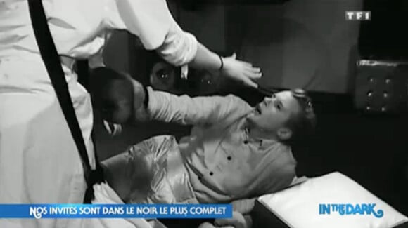 Valérie Bègue joue les kinés pour Norbert Tarayre dans l'émission "Vendredi tout est permis" sur TF1. Vendredi 12 décembre 2014.