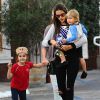 Exclusif - Alessandra Ambrosio emmène ses enfants Anja et Noah diner au Country Mart de Brentwood. La petite Anja salue les photographes. Le 21 novembre 2014
