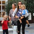 Exclusif - Alessandra Ambrosio emmène ses enfants Anja et Noah diner au Country Mart de Brentwood. La petite Anja salue les photographes. Le 21 novembre 2014