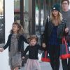 Jessica Alba fait du shopping avec ses filles Honor (6 ans) et Haven (3 ans) à West Hollywood, le 14 décembre 2014.