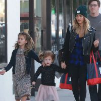 Jessica Alba : Shopping avec ses filles et retrouvailles avec Drew Barrymore