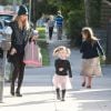 Jessica Alba fait du shopping avec ses filles Haven (3 ans) et Honor (6 ans) à West Hollywood, le 14 décembre 2014.