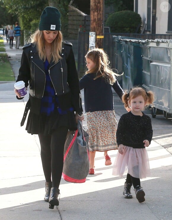 Jessica Alba fait du shopping avec ses filles Honor et Haven à West Hollywood, le 14 décembre 2014.