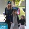 Jessica Alba fait du shopping avec ses filles à West Hollywood, le 14 décembre 2014.