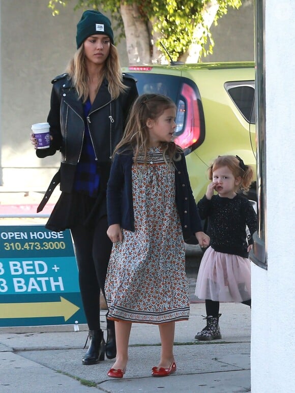 Jessica Alba fait du shopping avec ses filles à West Hollywood, le 14 décembre 2014.