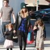 Jessica Alba fait du shopping avec ses filles Honor (6 ans) et Haven (3 ans) à West Hollywood, le 14 décembre 2014.