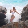 Kayla Swift en plein shooting avec le photographe Joel Flora pour 138 Water. Laguna Beach, le 7 décembre 2014.