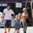  Zlatan Ibrahimovic, sa compagne Helena Seger et leurs fils Maximilian et Vincent dans les rues de New York, le 25 juin 2014 