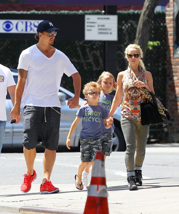 Zlatan Ibrahimovic, sa compagne Helena Seger et leurs fils Maximilian et Vincent dans les rues de New York, le 25 juin 2014