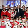 Le prince Albert II de Monaco jouait au Père Noël dans une crèche de Fontvieille le 16 décembre 2014