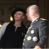 La princesse Charlène de Monaco et le prince Albert II au balcon du palais princier lors de la Fête nationale monégasque, le 19 novembre 2014. Maman des jumeaux Gabriella et Jacques nés le 10 décembre, elle a confié ses premiers mots depuis la naissance à Nice-Matin, dans un entretien publié le 17 décembre.