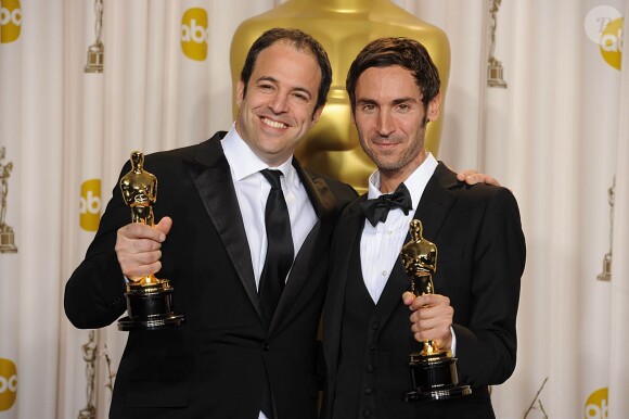 Le producteur Simon Chinn et Malik Bendjelloul, Oscar du meilleur documentaire pour "Sugar Man" lors de la 85e cérémonie des Oscars à Hollywood, le 24 février 2013