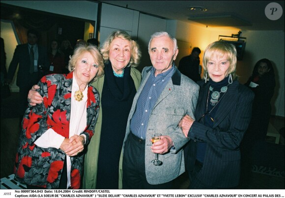 Aida, soeur de Charles Aznavour, Suzie Delair et Yvette Lebon avec Charles Aznavour lors de son concert en 2004