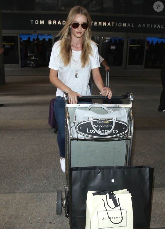 Rosie Huntington-Whiteley à l'aéroport de Los Angeles, le 14 décembre 2014.