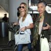 Rosie Huntington-Whiteley porte une bague à l'annulaire gauche à l'aéroport de Los Angeles, le 14 décembre 2014.