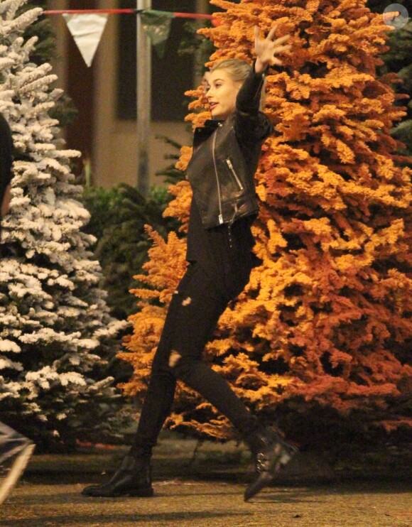 Exclusif - Hailey Baldwin, en quête d'un sapin de Noël avec son amie Kendall Jenner. Los Angeles, le 17 décembre 2014.