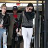 Kendall Jenner en pleine séance shopping avec ses amis Hailey Baldwin et Shamari Maurice à Beverly Hills. Le 17 décembre 2014.
