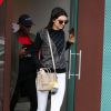 Kendall Jenner en pleine séance shopping avec ses amis Hailey Baldwin et Shamari Maurice à Beverly Hills. Le 17 décembre 2014.