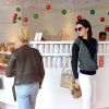 Kendall Jenner et Hailey Baldwin s'achètent des douceurs chez Sprinkles, enseigne spécialiste en cupcakes, glaces et cookies. Beverly Hills, Los Angeles, le 17 décembre 2014.