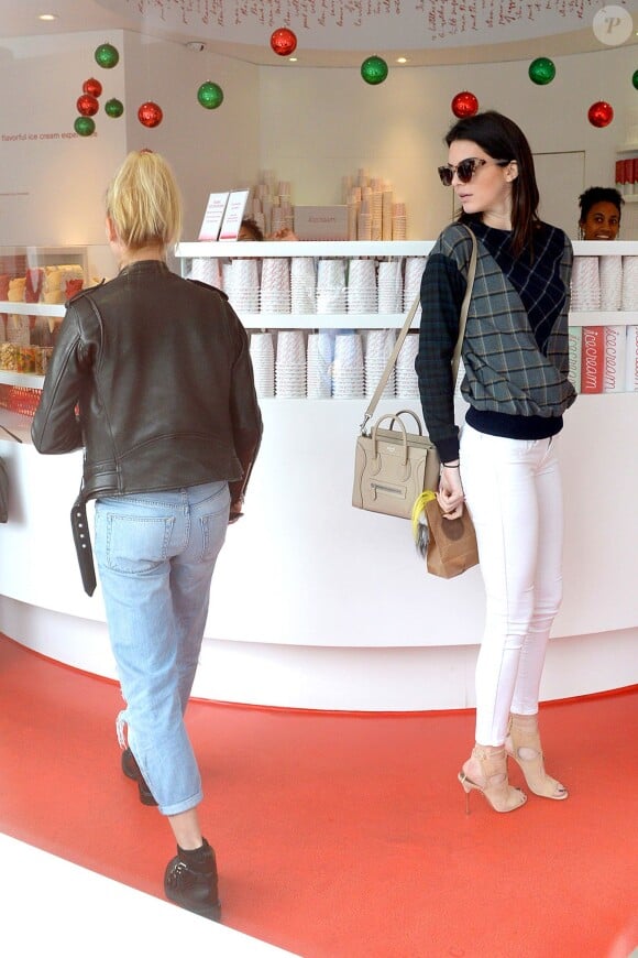 Kendall Jenner et Hailey Baldwin s'achètent des douceurs chez Sprinkles, enseigne spécialiste en cupcakes, glaces et cookies. Beverly Hills, Los Angeles, le 17 décembre 2014.