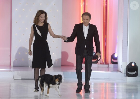 Carole Bouquet et Michel Drucker - Enregistrement de l'émission "Vivement Dimanche" à Paris, le 17 décembre 2014. L'émission est diffusée le 21 décembre 2014.