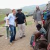 Le prince Harry danse devant des enfants et son ami le prince Seeiso du Lesotho sur le site d'une école en construction le 8 décembre 2014 lors de sa visite privée pour suivre les actions de son association Sentebale.