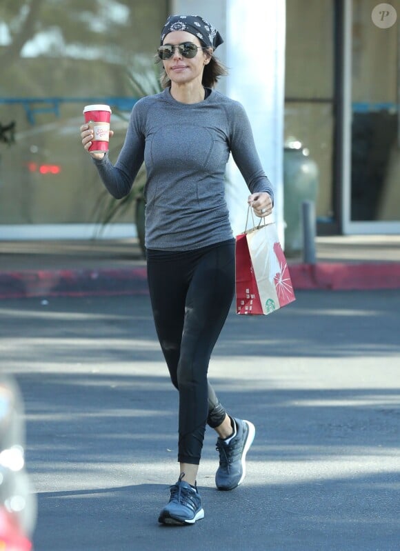 Exclusif - Lisa Rinna à la sortie d'un Starbucks à Beverly Hills, le 6 décembre 2014