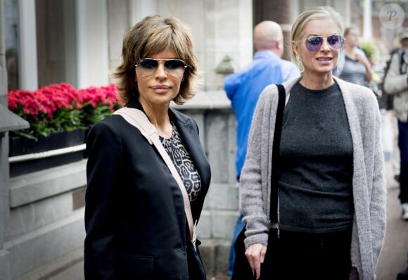 Lisa Rinna (lunettes Ray Ban) et Kim Richards devant leur l'hôtel à Amsterdam, le 2 octobre 2014 