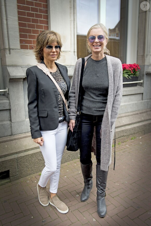 Lisa Rinna (lunettes Ray Ban) et Kim Richards devant leur l'hôtel à Amsterdam, le 2 octobre 2014