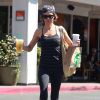 Exclusif - Lisa Rinna est allée se chercher des boissons à emporter chez Starbucks à Beverly Hills. Le 14 septembre 2014 