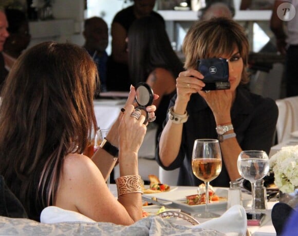 Lisa Rinna et Lisa Vanderpump déjeunent au restaurant "Villa Blanca" pour le tournage de "Real Housewives" à Beverly Hills, le 24 juillet 2014  verly HIlls