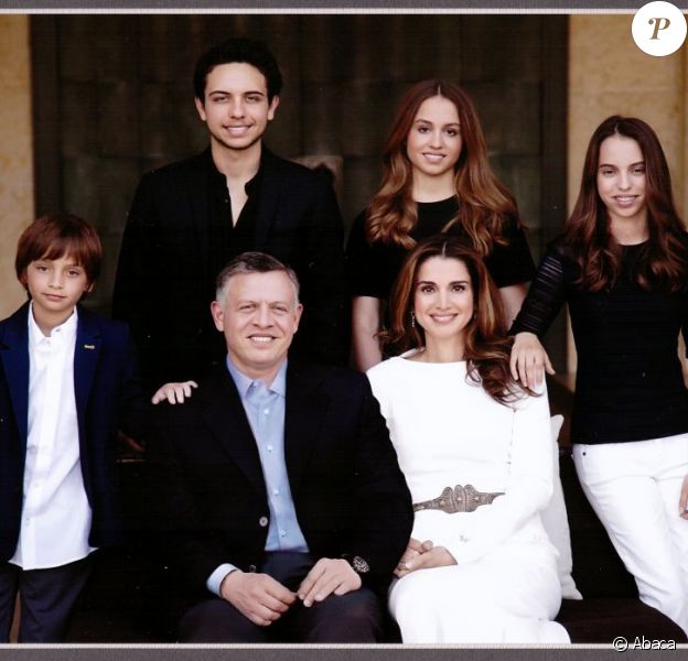 La famille royale de Jordanie présente ses voeux de fin d'année. Rania et le roi Abdullah posent avec leurs quatre enfants : Hussein, Iman, Salma et Hashem