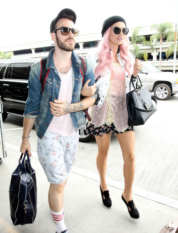 La chanteuse Kesha arrive à l'aéroport de Los Angeles avec un ami pour prendre un vol, le 30 juin 2014.