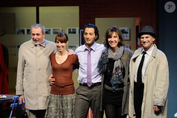 Serge Noel, Marie Chavelot, Darius Kehtari, Virginie Lemoine et Michel Tavernier lors de la première de Brigitte, directeur d'agence, au Vingtième Théâtre à Paris, le 16 janvier 2013.