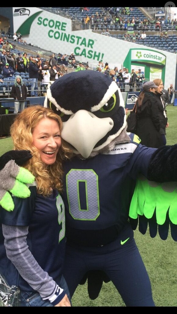 Sarah Colonna et la mascotte des Seahawks de Seattle - photo publiée sur le compte Twitter de Jon Ryan le 10 novembre 2014