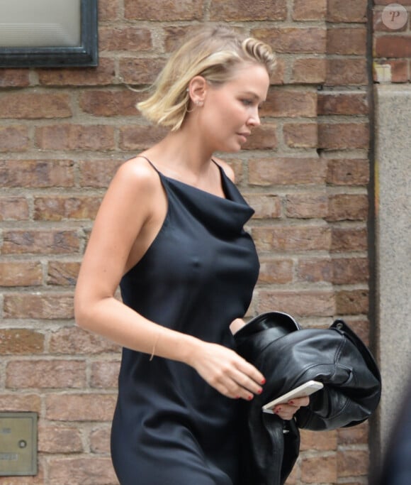 Sam Worthington et Lara Bingle arrivent à leur hôtel à New York. Lara porte une robe avec un décolleté sexy. Le 20 septembre 2014  Couple Sam Worthington and Lara Bingle seen arriving at their hotel in New York City, New York on September 20, 2014. Rumors are swirling that the couple is expecting their first child together and it looks like Lara is trying to hide her stomach behind a black leather jacket.20/09/2014 - New York