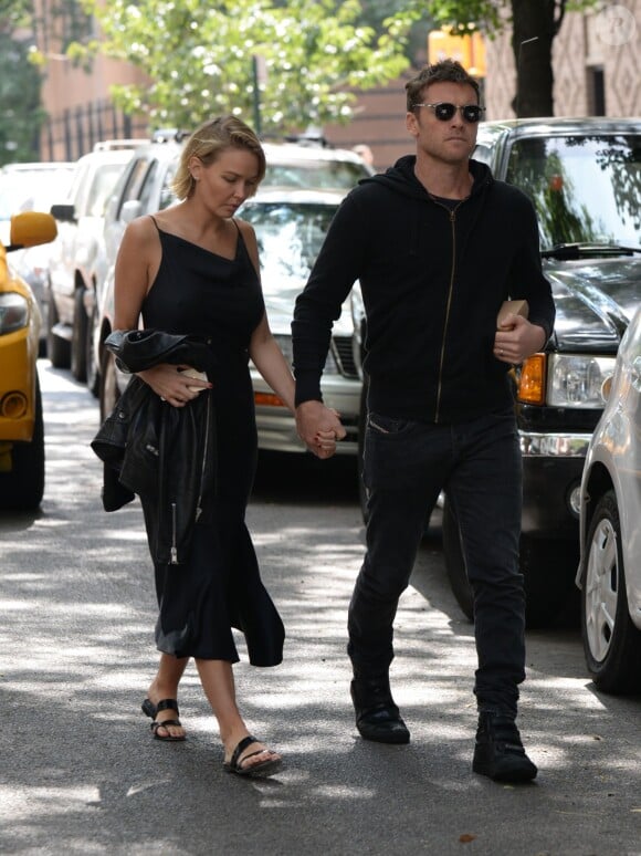 Sam Worthington et Lara Bingle arrivent à leur hôtel à New York. Lara porte une robe avec un décolleté sexy. Le 20 septembre 2014  Couple Sam Worthington and Lara Bingle seen arriving at their hotel in New York City, New York on September 20, 2014. Rumors are swirling that the couple is expecting their first child together and it looks like Lara is trying to hide her stomach behind a black leather jacket.20/09/2014 - New York
