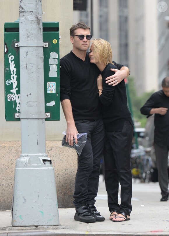 Sam Worthington et sa compagne Lara Bingle se promènent en amoureux dans les rues de New York. Le 11 septembre 2014  Lara Bingle and Sam Worthington are seen out together in New York, 11 September 201411/09/2014 - New York