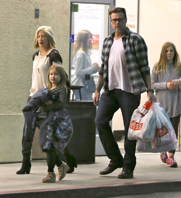 Exclusif - Tori Spelling et son mari Dean McDermott emmènent leur fille Stella faire du shopping à Sherman Oaks, le 29 décembre 2014.