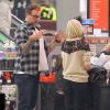 Exclusif - Tori Spelling et son mari Dean McDermott emmènent leur fille Stella faire du shopping à Sherman Oaks, le 29 décembre 2014.